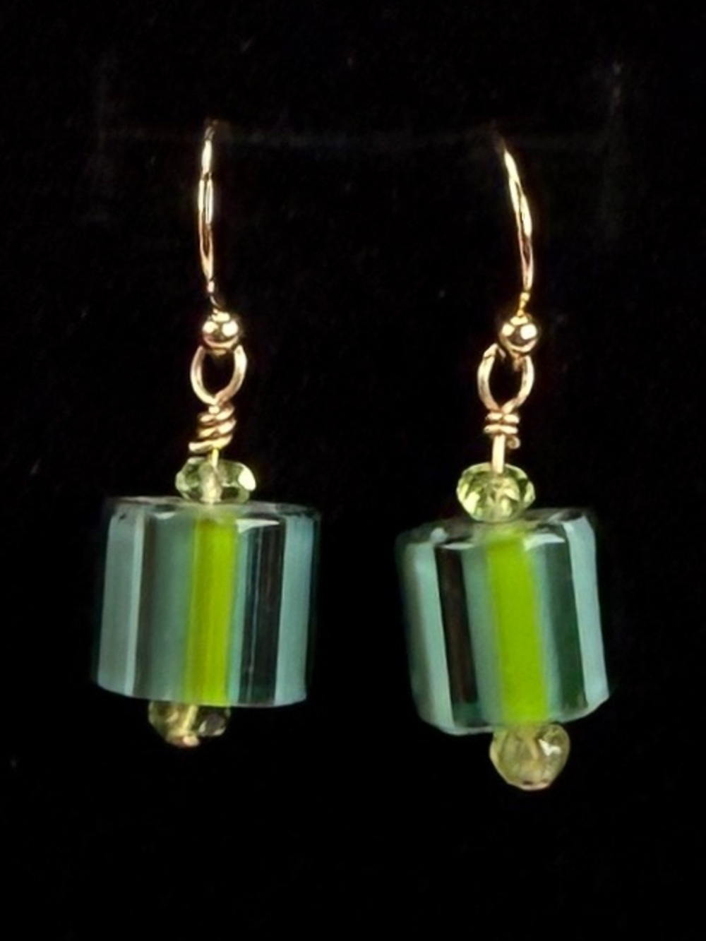 Vintage simple, goldtone Green Glass pierced Earrings